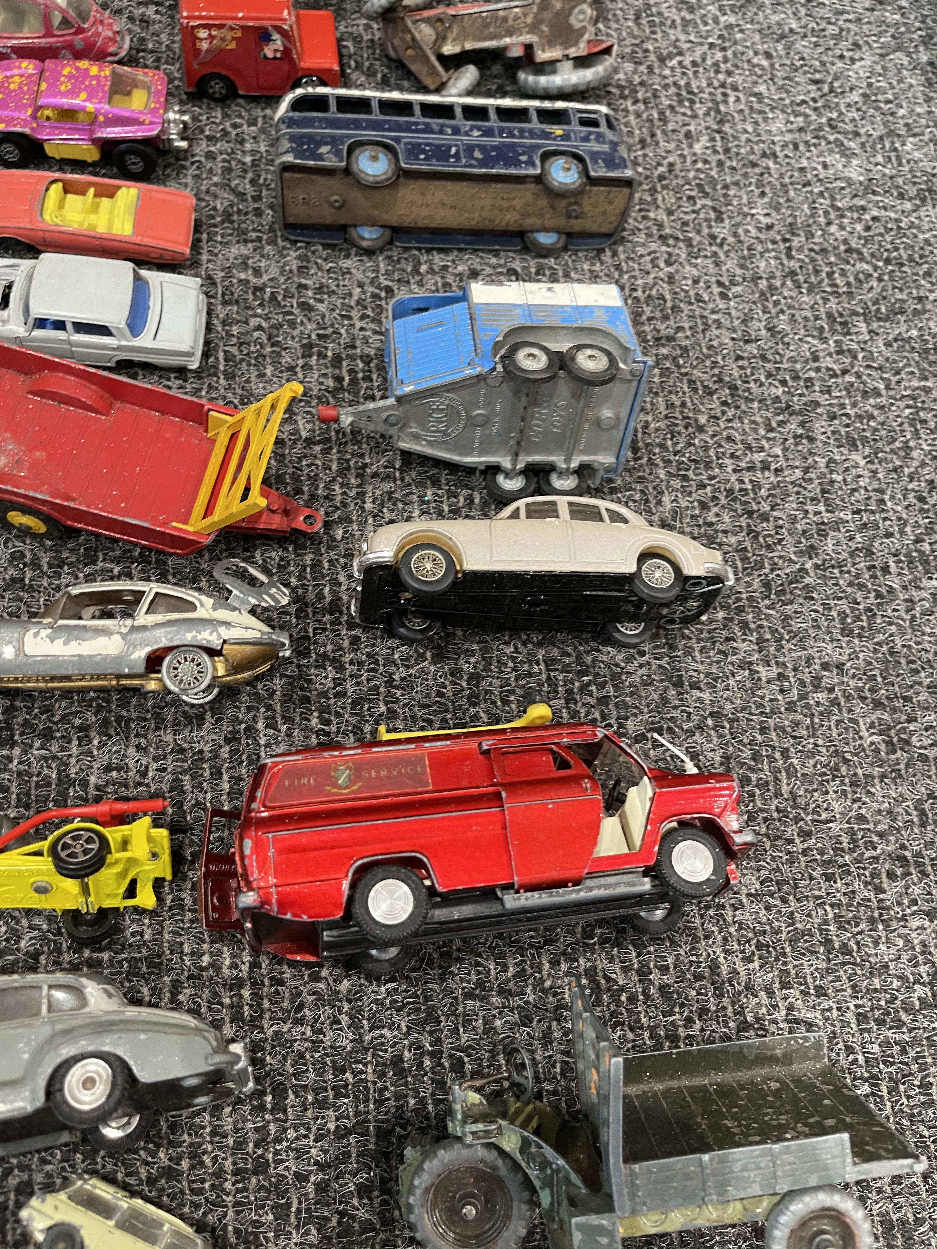 Metal army tin and vintage vehicles - Image 17 of 28