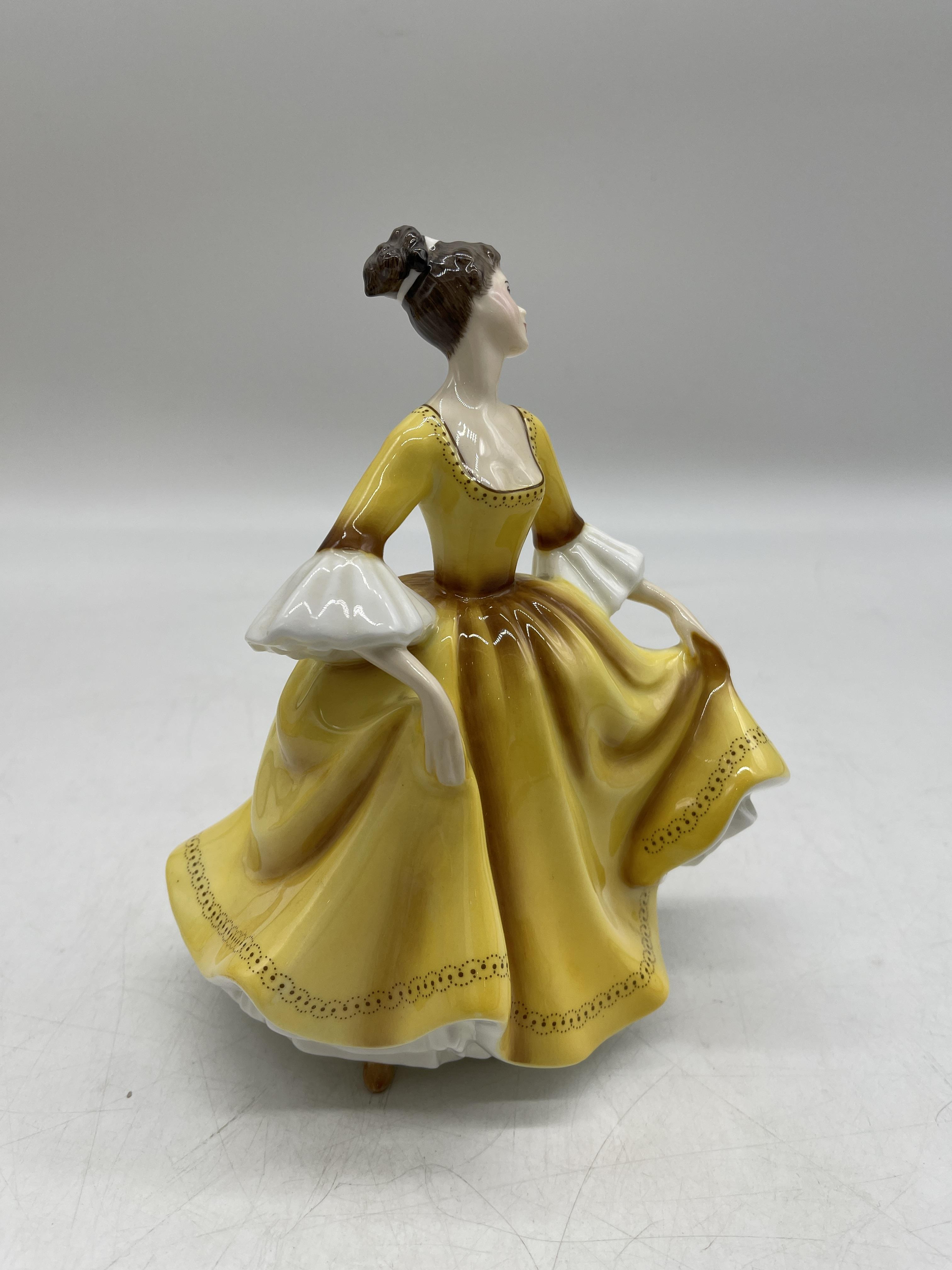 Yellow Royal Doulton ceramic figurines - Image 5 of 31