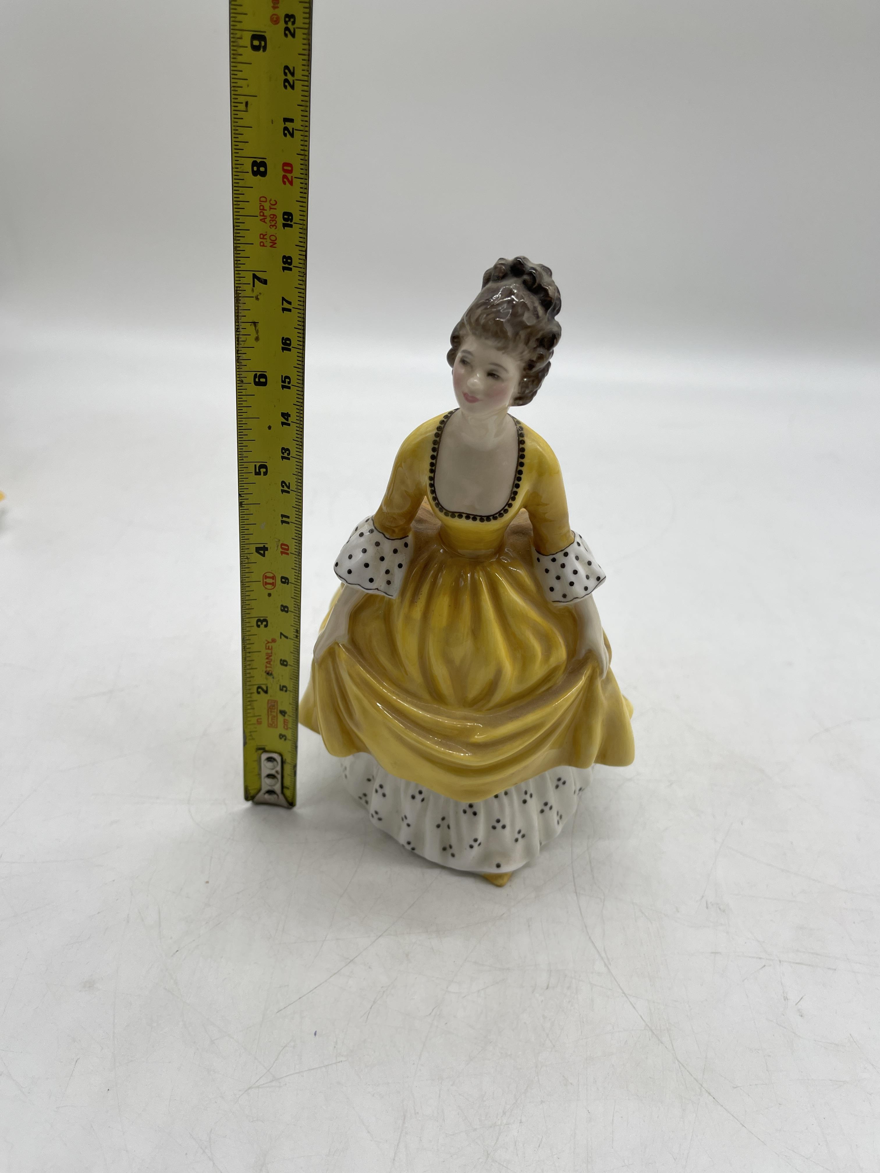 Yellow Royal Doulton ceramic figurines - Image 16 of 31