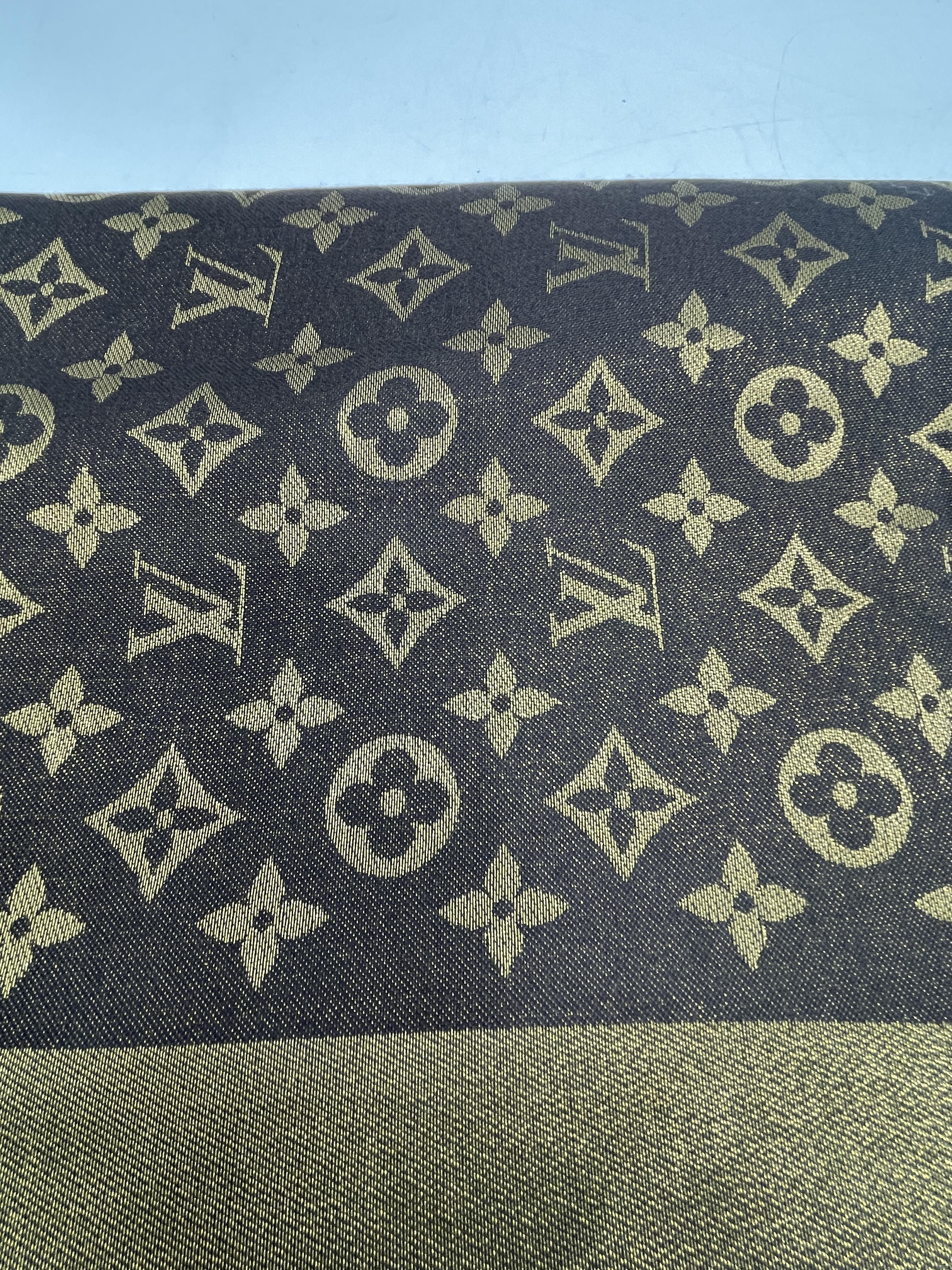 Louis Vuitton Chale Monogram Shine Silk Brown Scar - Image 3 of 12
