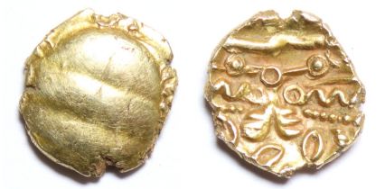 North Thames Double Snake Quarter Stater. Gold, 1.29g. 12mm. Plain field with banding, traces of