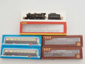 A HORNBY OO gauge R2232 Castle Class steam locomotive 'Kenilworth Castle' together with various