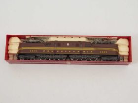 A RIVAROSSI HO gauge 1664 GG1 American Outline electric locomotive in Pennsylvania Railroad livery -