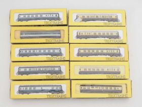 A group of TRIX OO gauge passenger coaches in various liveries - VG in G/VG boxes (10)