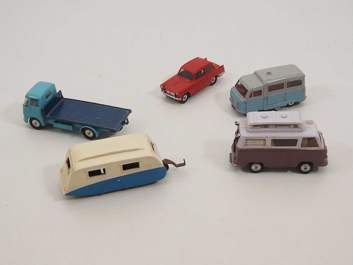A small group of vintage diecast vehicles by CORGI and DINKY - G (unboxed) (5) - Image 2 of 2
