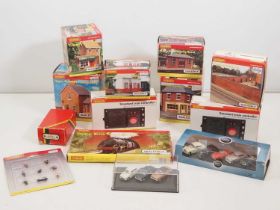 A quantity of OO gauge buildings and accessories, including examples by HORNBY SKALEDALE (some