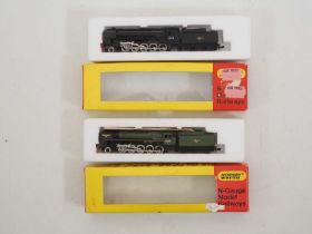 A pair of MINITRIX N gauge class 9F steam locomotives comprising an example in BR black livery