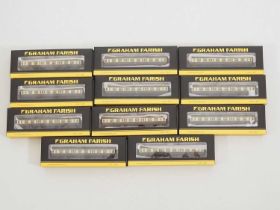 A group of GRAHAM FARISH by BACHMANN N gauge Hawksworth passenger coaches in GWR livery - VG/E in