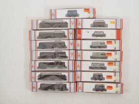 A group of LIMA N gauge goods wagons and bogie vans - G/VG in G boxes (15)