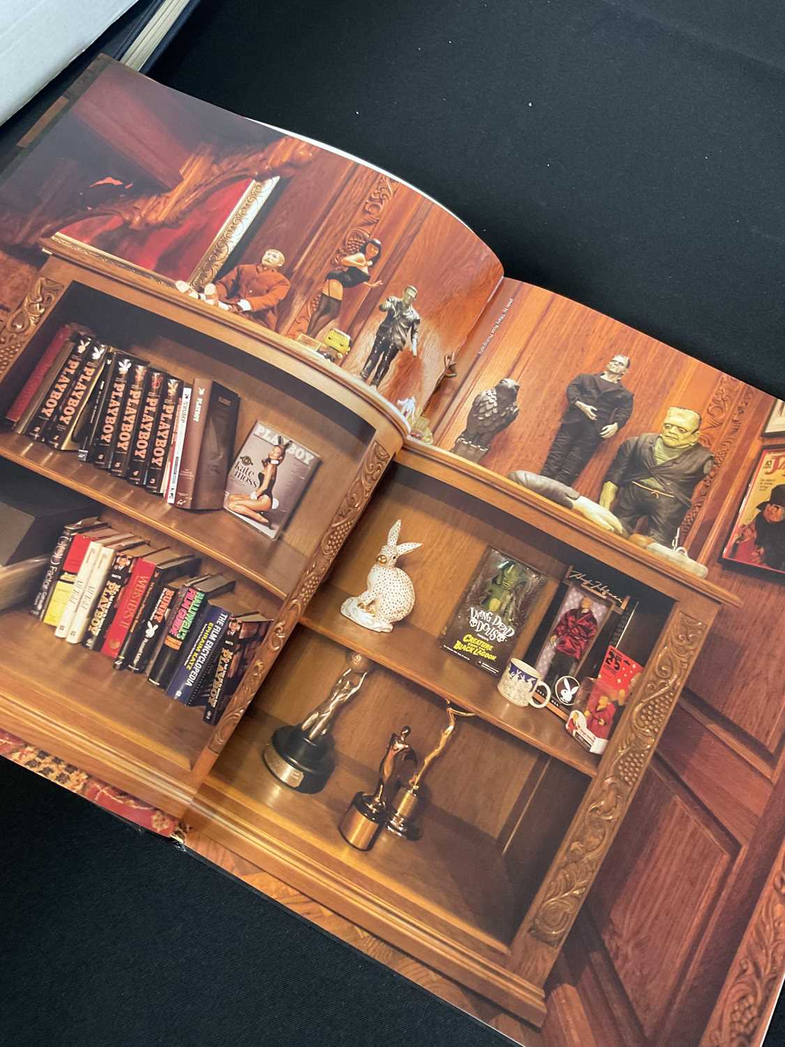 THE GENTLEMANS LIBRARY - A 2018 Julien's Auctions Catalogue from the estate sale of Playboy - Image 6 of 6