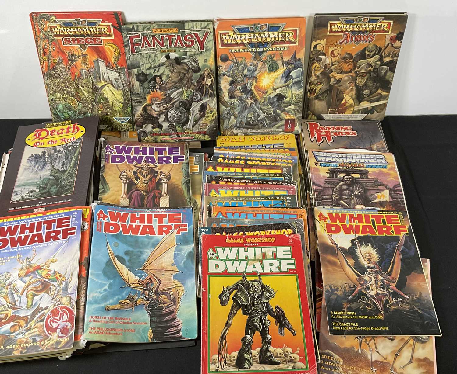 A large quantity of WHITE DWARF, Games Workshop magazines, together with hardback rulebooks /