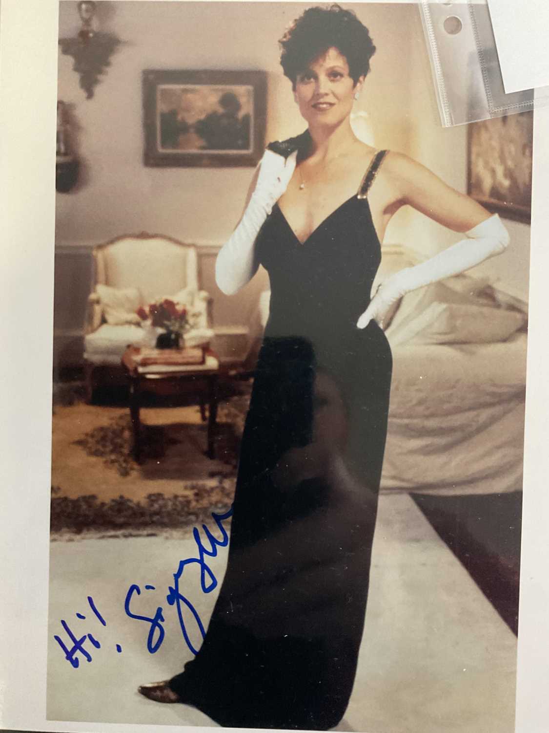 A group of female Hollywood Movie star autographs to include SIGOURNEY WEAVER, CAMERON DIAZ, - Image 6 of 8