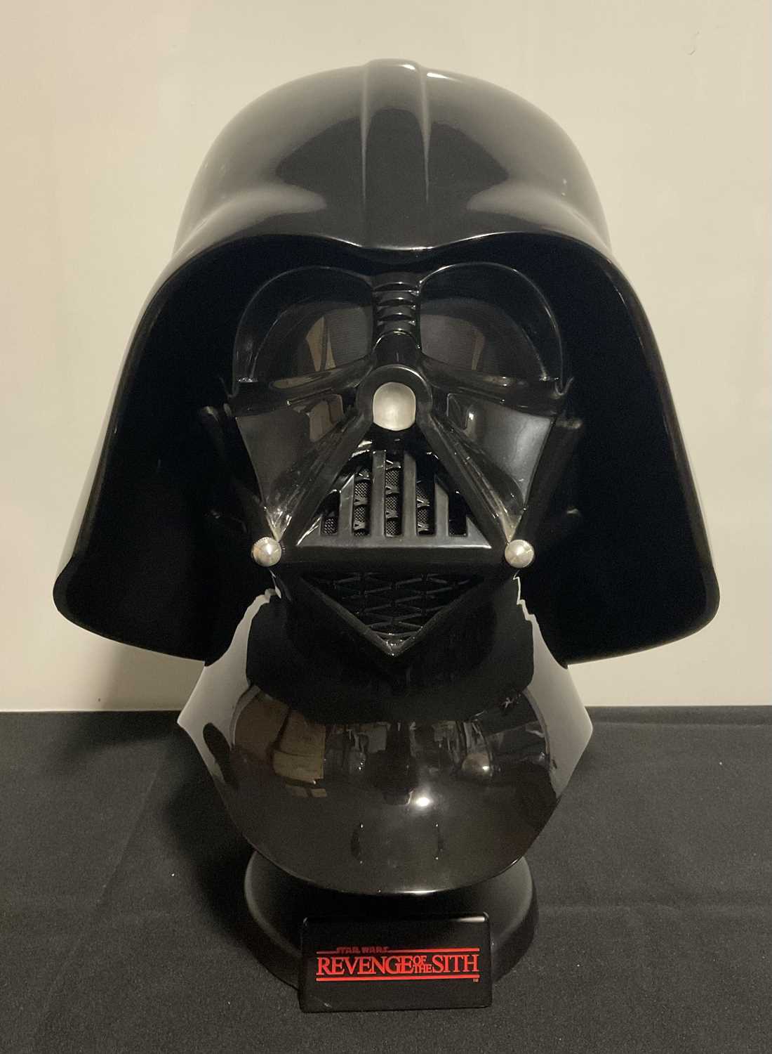 STAR WARS - A Master Replicas Star Wars Episode III: Revenge of the Sith, Darth Vader Helmet, on - Bild 2 aus 10