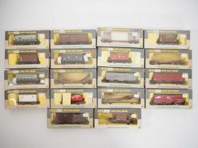 A group of WRENN boxed OO gauge wagons of various types - VG in G/VG boxes (18)
