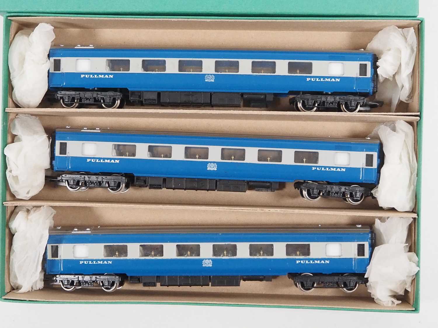 A group of TRI-ANG OO gauge unboxed Blue Pullman vehicles comprising sets in original blue/white ( - Bild 3 aus 5