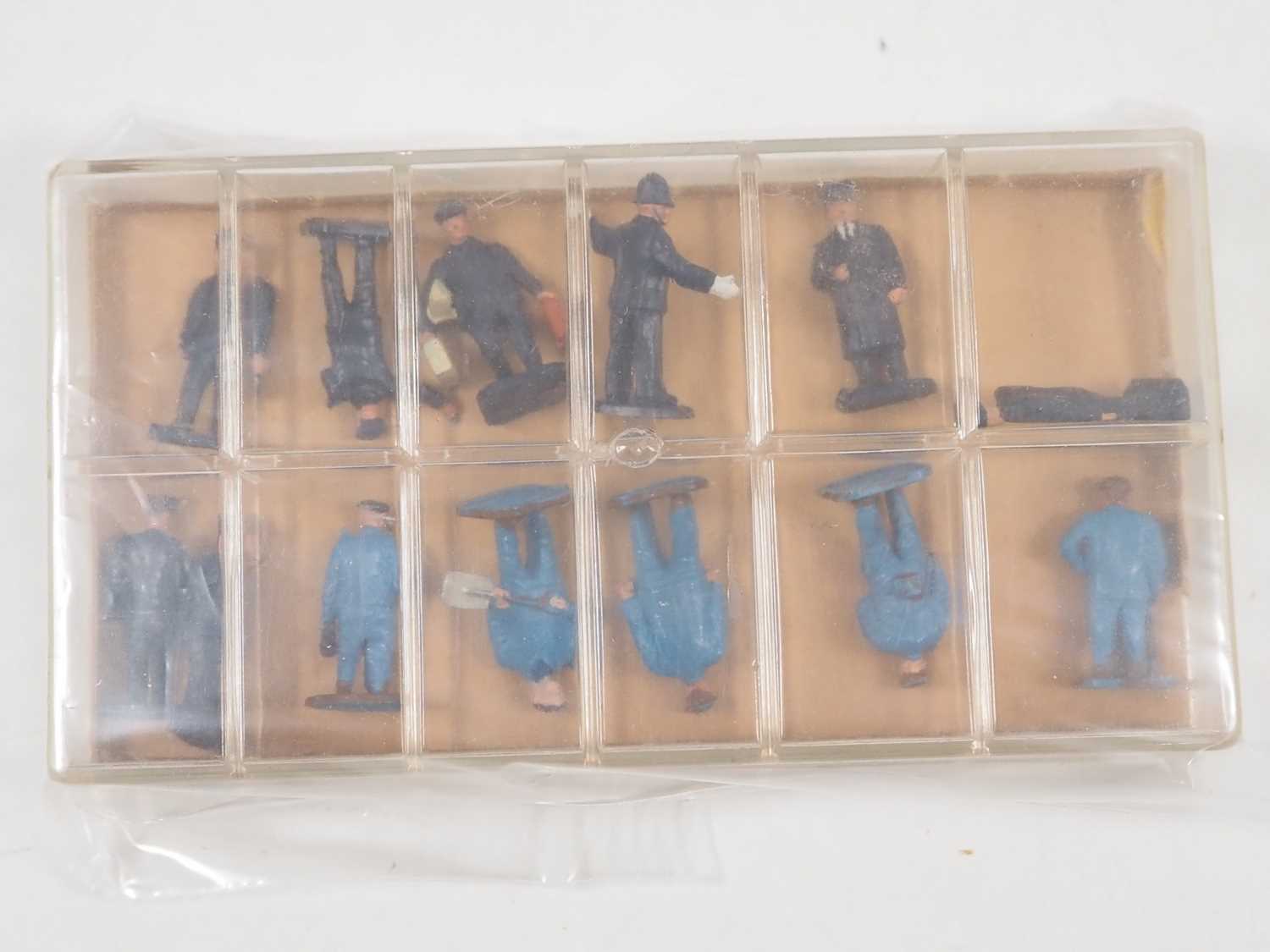 A group of DINKY original accessories kits comprising various signs sets, a figure set, a - Bild 6 aus 8