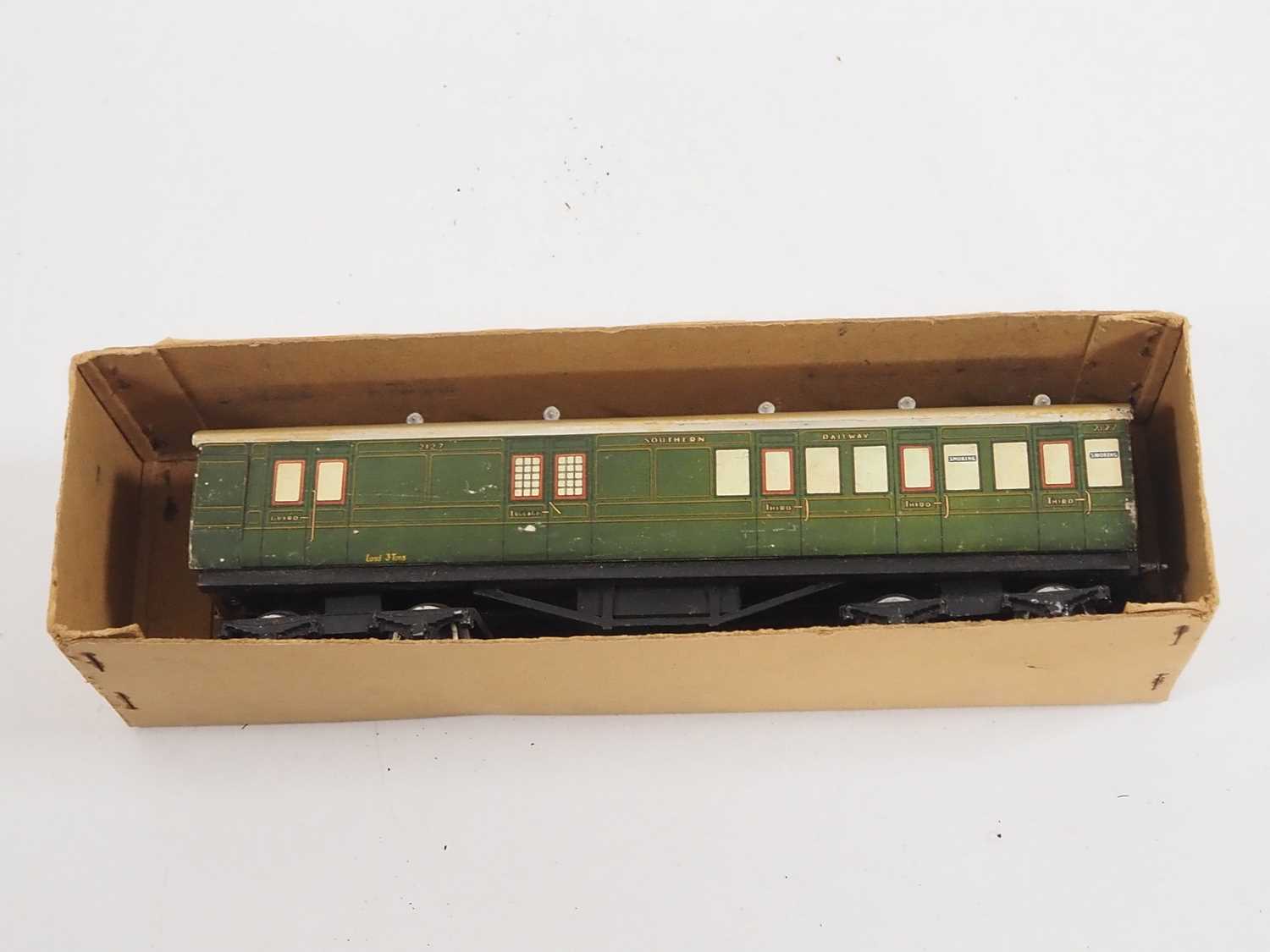 A pair of LEEDS MODEL COMPANY O gauge Southern Railway Suburban passenger coaches, one in original - Image 7 of 7