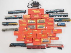 A mixed group of OO gauge boxed and unboxed rolling stock by HORNBY and others - F/VG in F/G