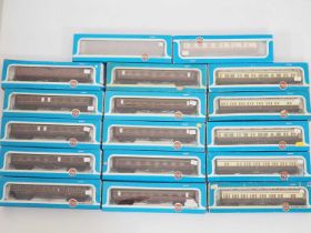 A large group of AIRFIX boxed OO gauge coaches in BR, LMS and GWR liveries - VG in G/VG boxes (17)