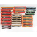 A quantity of OO gauge boxed and unboxed passenger coaches by HORNBY - G/VG in generally G boxes (