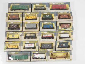A group of WRENN boxed OO gauge wagons of various types - VG in G/VG boxes (22)