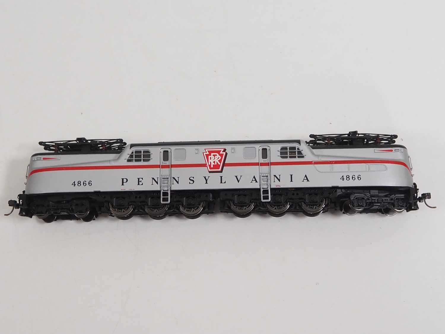 A BROADWAY LIMITED IMPORTS HO gauge GG1 electric locomotive in Pennsylvania silver livery, DCC Sound - Bild 4 aus 8