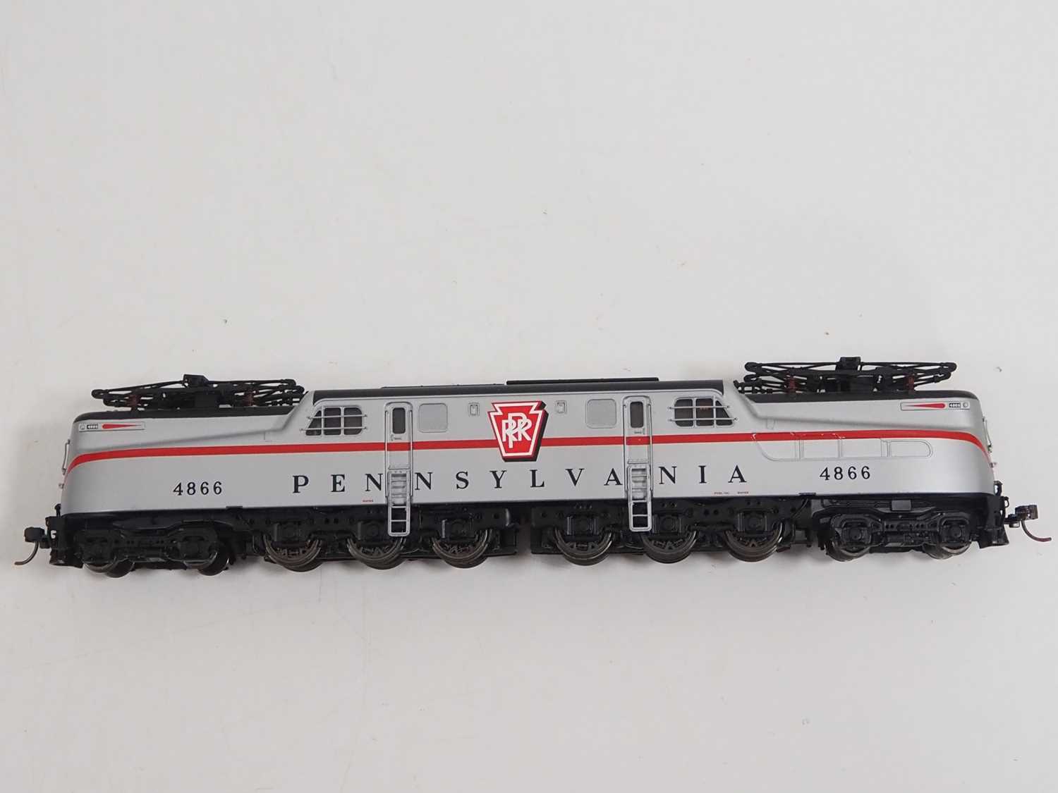 A BROADWAY LIMITED IMPORTS HO gauge GG1 electric locomotive in Pennsylvania silver livery, DCC Sound - Bild 3 aus 8