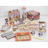 A group of HORNBY buildings and accessories including Skaledale examples, boxed and unboxed - VG/E