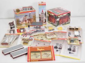 A group of HORNBY buildings and accessories including Skaledale examples, boxed and unboxed - VG/E