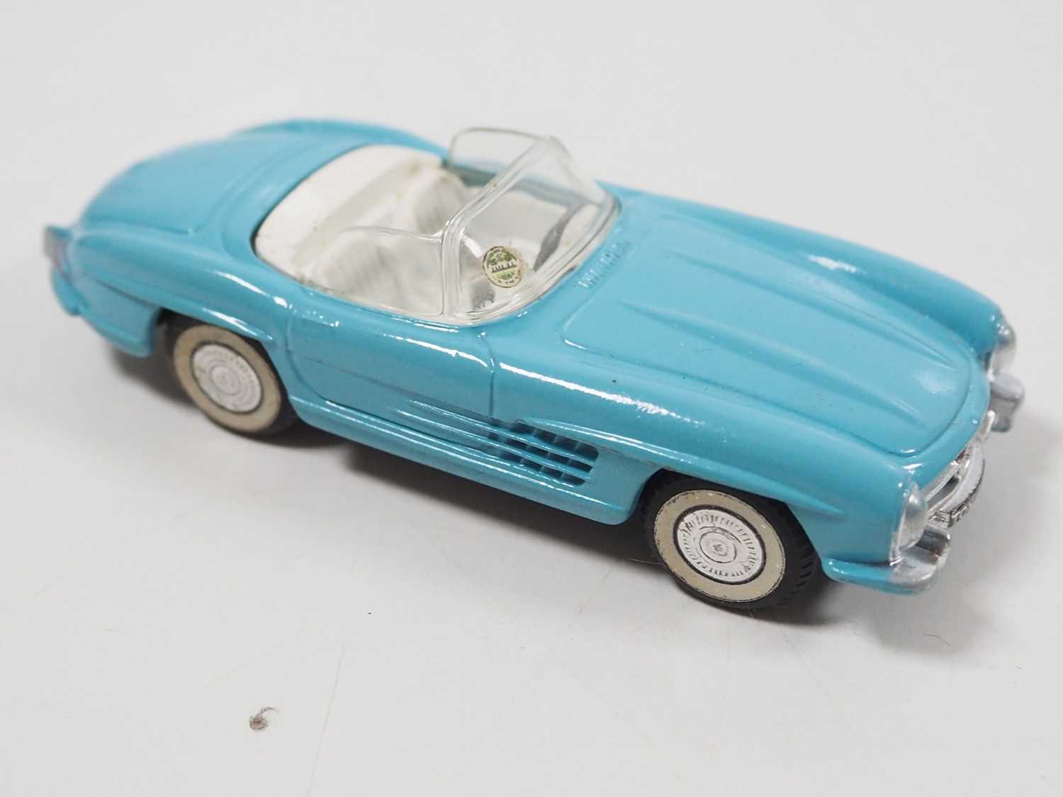 A pair of CORGI diecast cars comprising a 303 Mercedes Benz SL in blue (VG in G box) together with a - Bild 3 aus 7