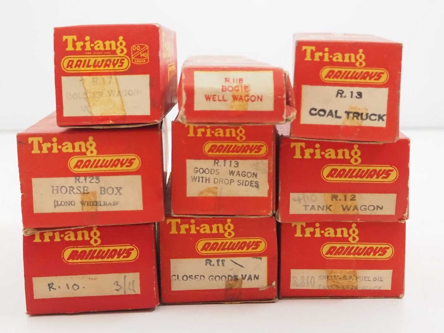 A large group of TRI-ANG OO gauge coaches and wagons, mostly in original boxes, together with an - Bild 5 aus 5