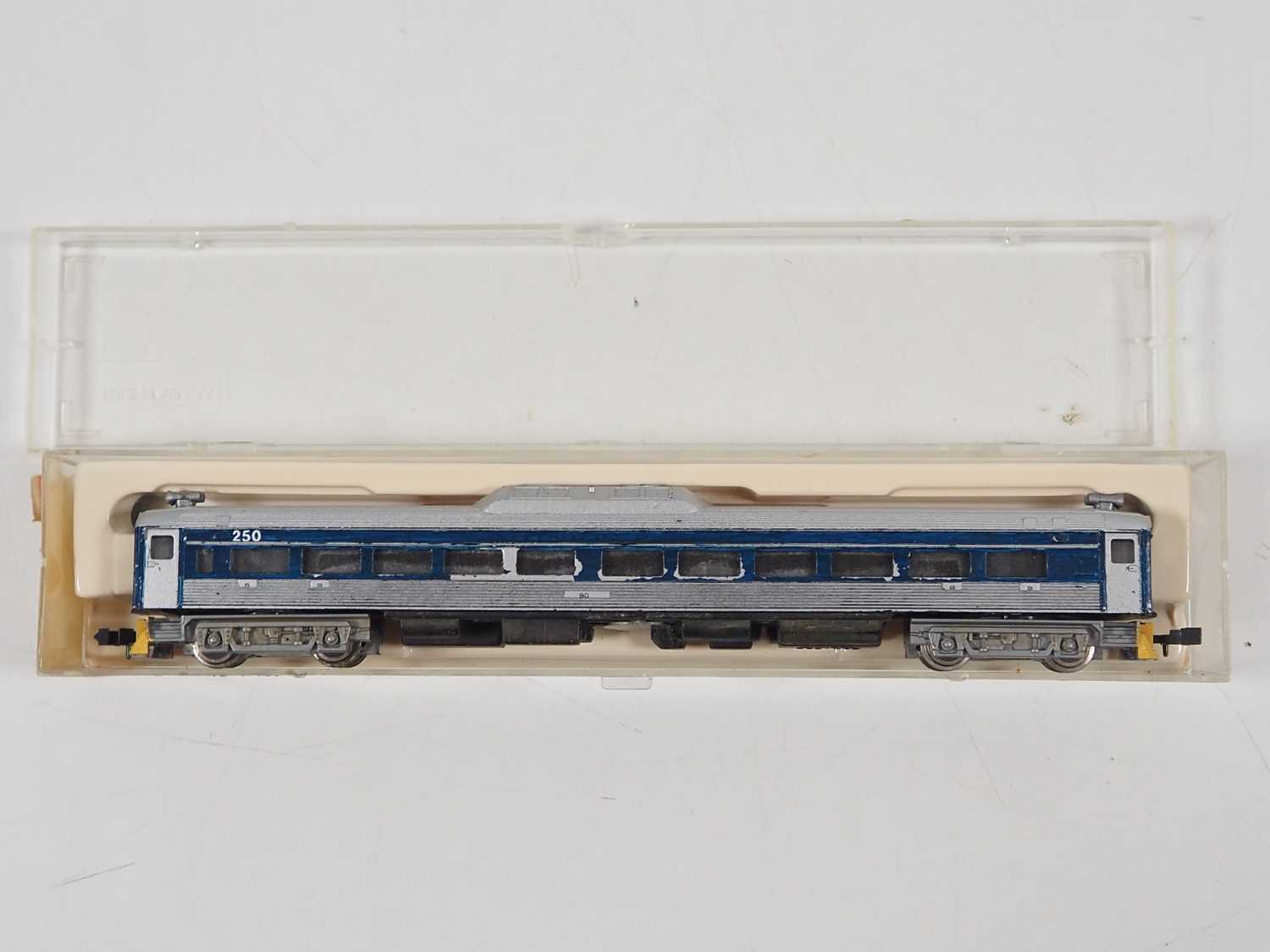 A pair of N gauge CON-COR American outline Budd RDC railcars comprising a powered and dummy version, - Bild 5 aus 9