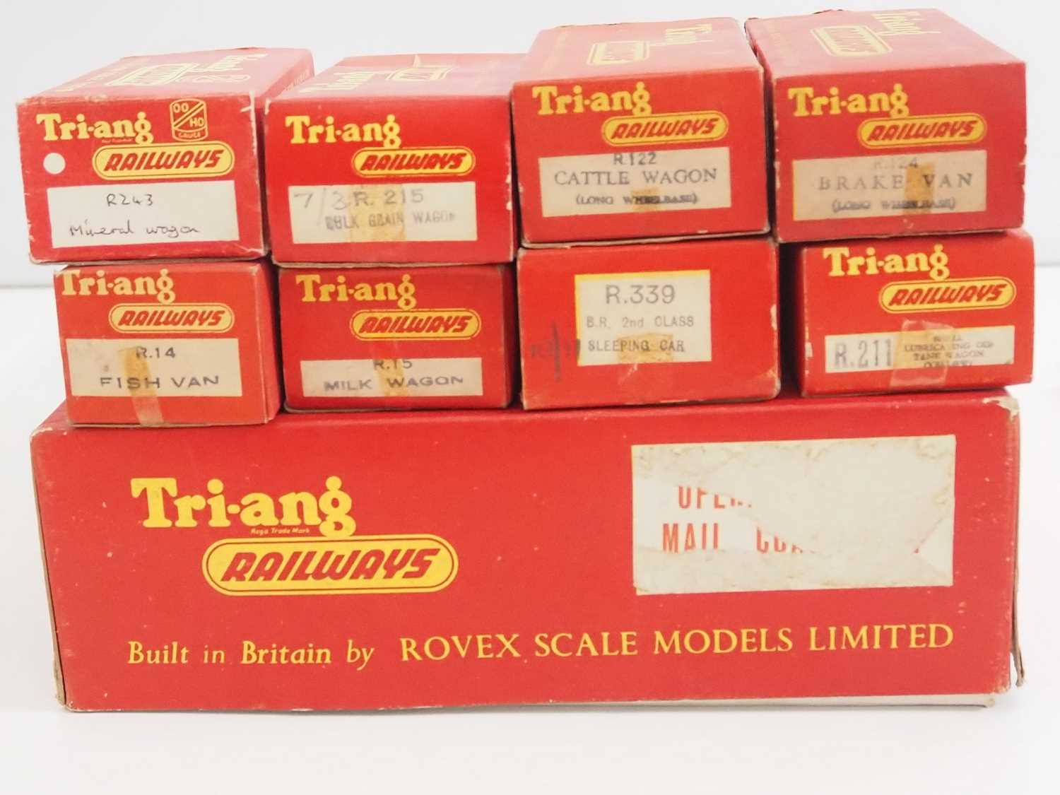 A large group of TRI-ANG OO gauge coaches and wagons, mostly in original boxes, together with an - Bild 3 aus 5