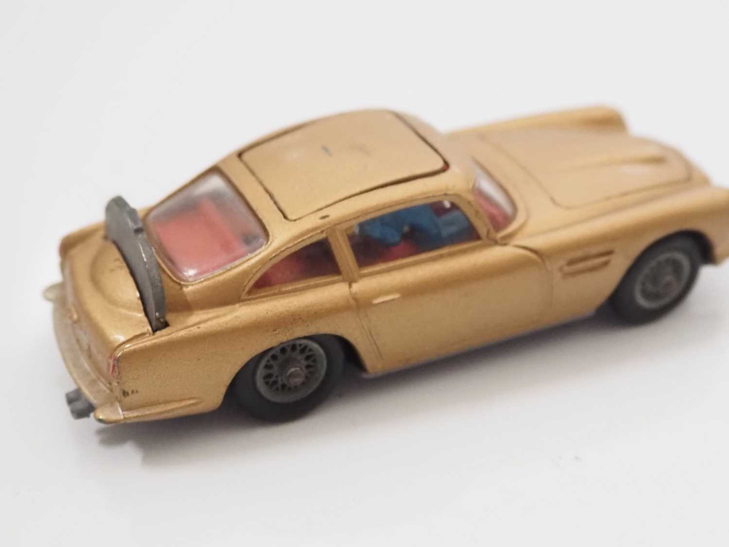 A CORGI 261 diecast James Bond's Aston Martin DB5 in original box with original pictorial display - Bild 4 aus 7