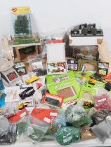 A very large quantity of OO gauge accessories, scenery etc - G/VG in G packets where present (Q)