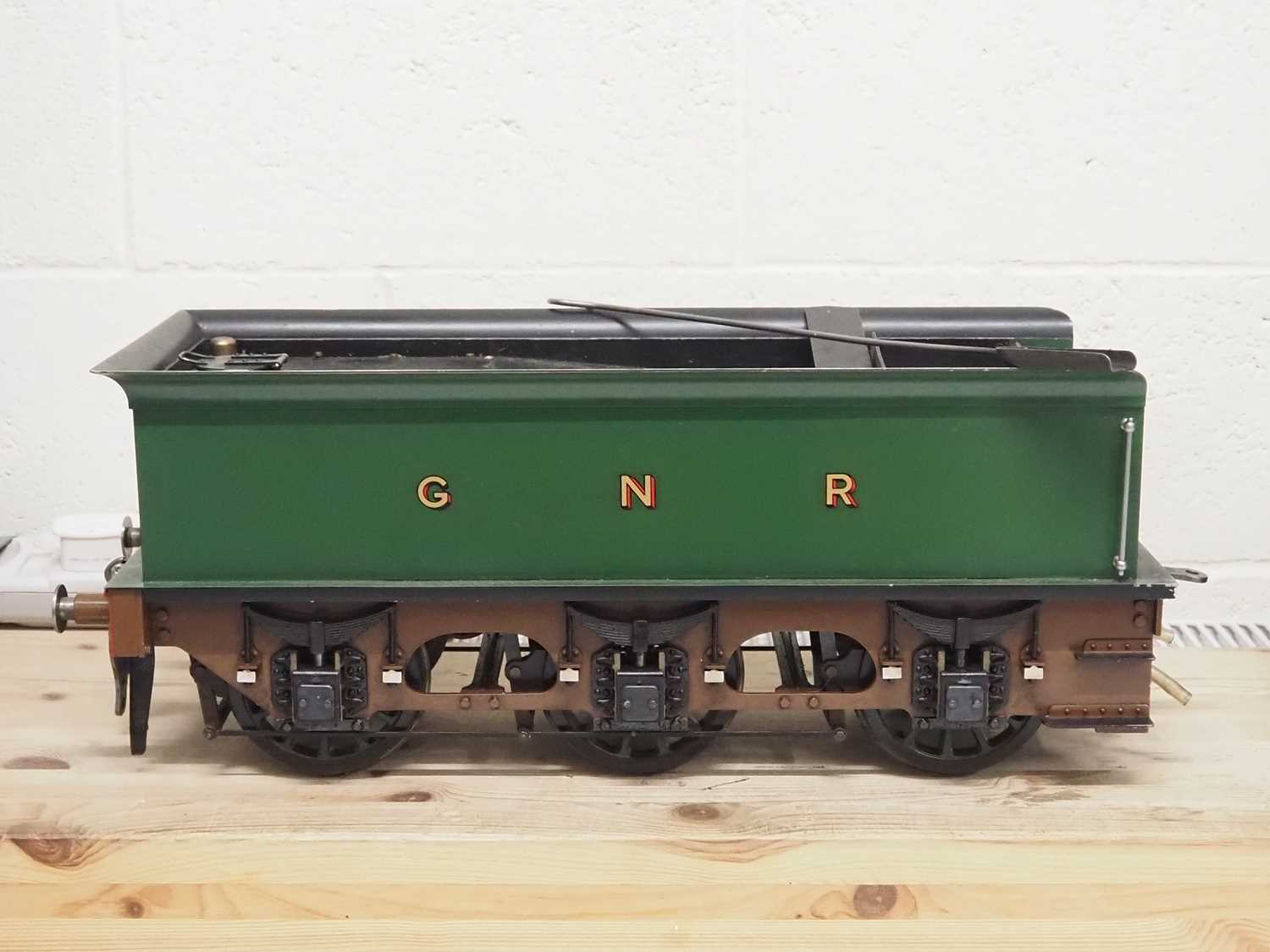 A 5 inch gauge live steam scratch built GNR Stirling Single 4-2-2 steam locomotive in GNR green - Bild 3 aus 8