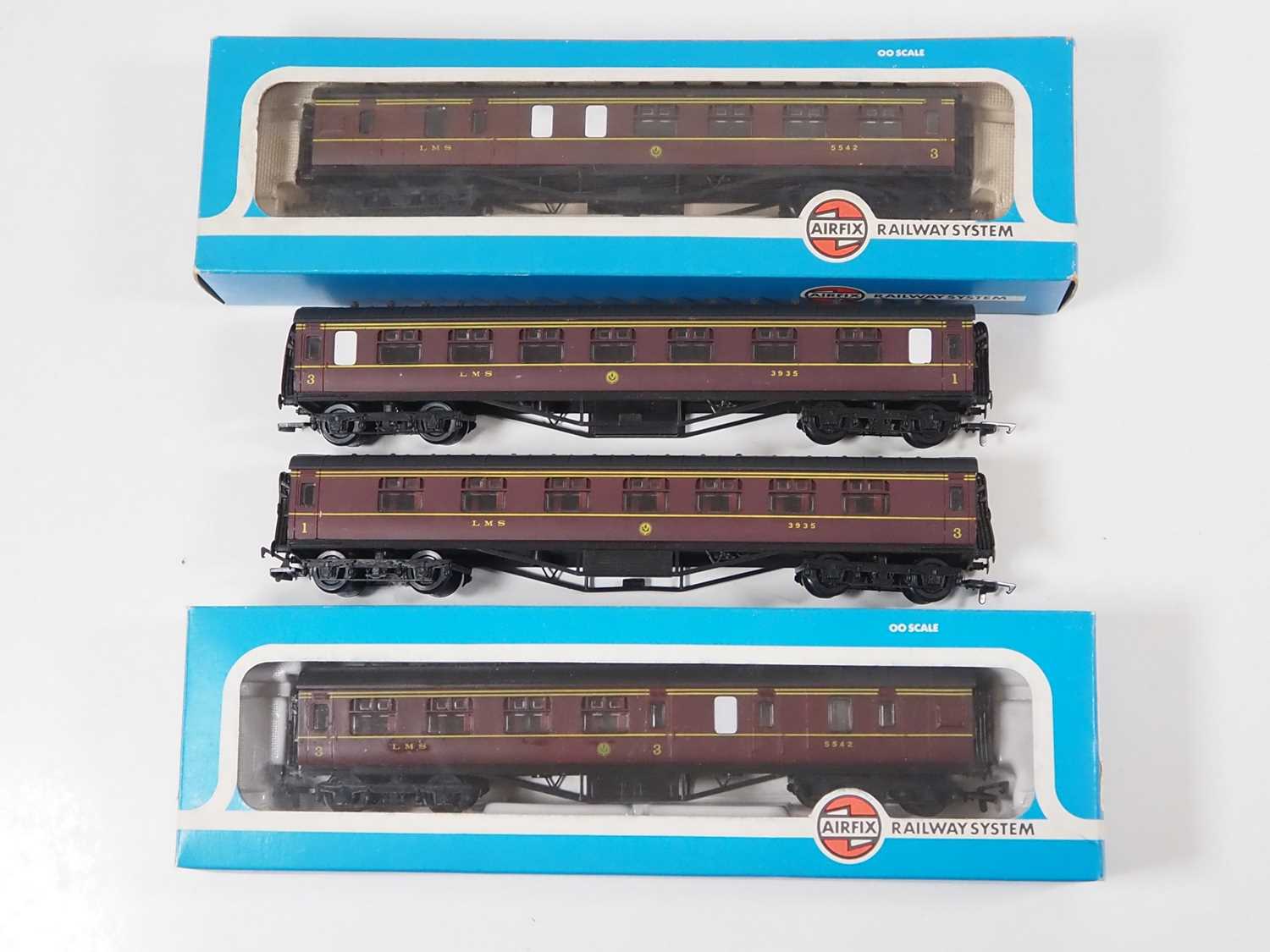A mixed group of OO gauge model railways to include AIRFIX coaches together with track, people and - Bild 6 aus 7