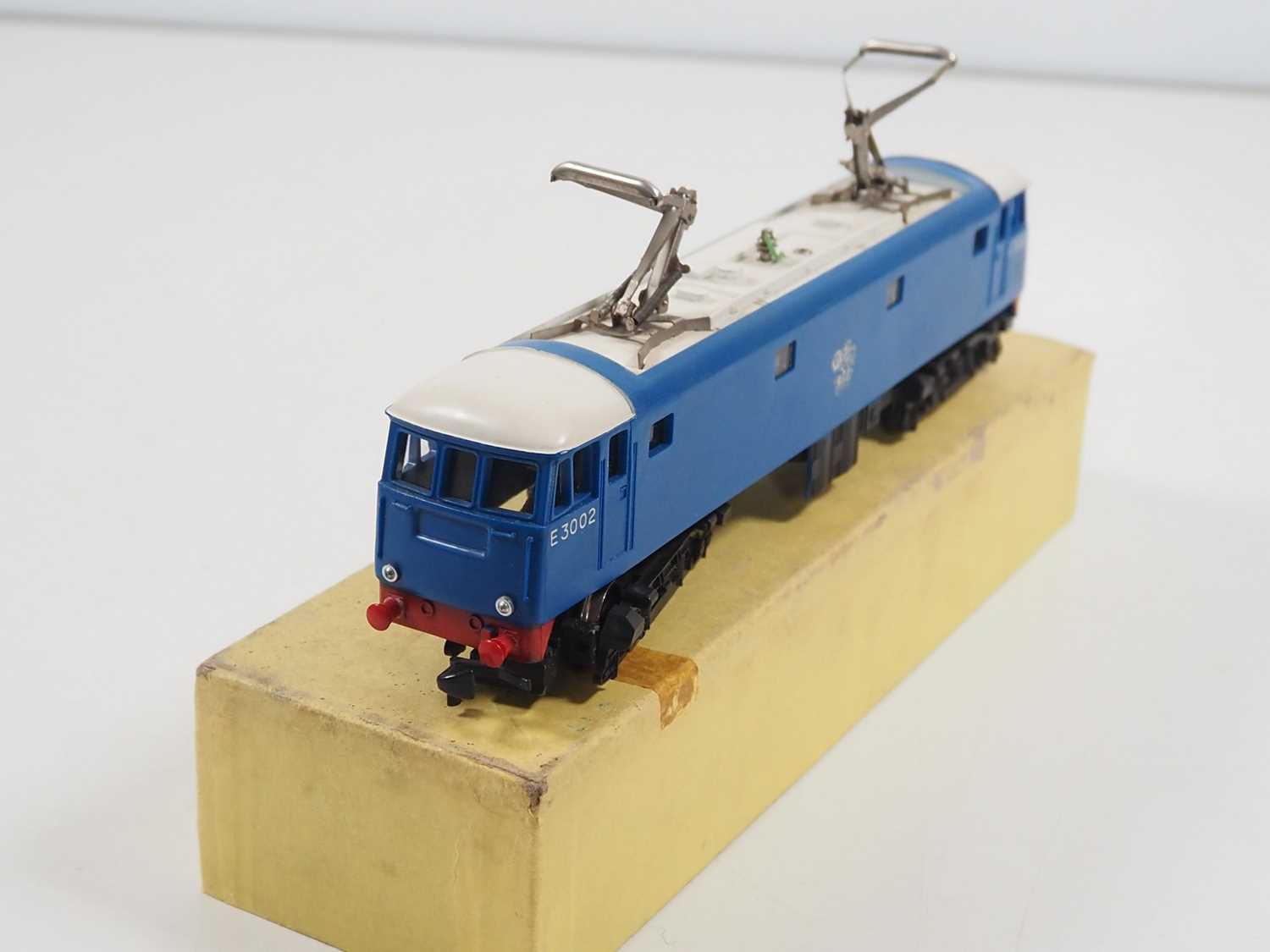 A HORNBY DUBLO OO gauge 2245 2-rail AL-1 electric locomotive numbered E3002 - G/VG in F/G box - Image 4 of 9