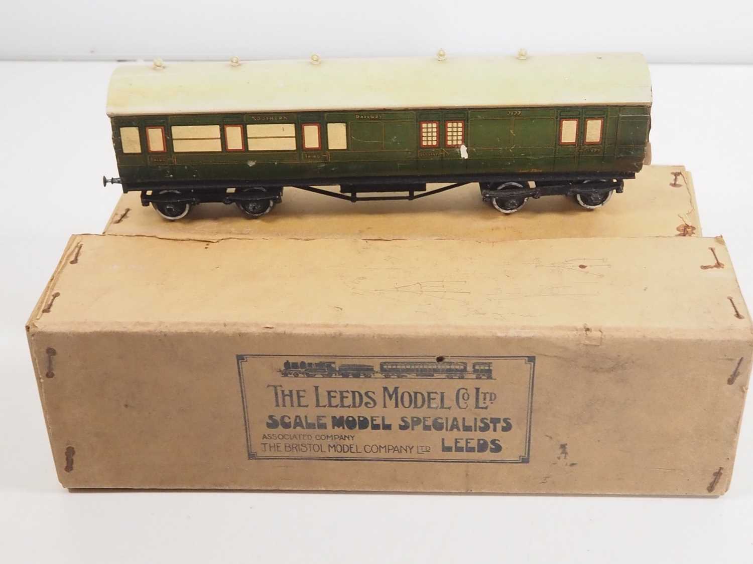 A pair of LEEDS MODEL COMPANY O gauge Southern Railway Suburban passenger coaches, one in original - Image 4 of 7