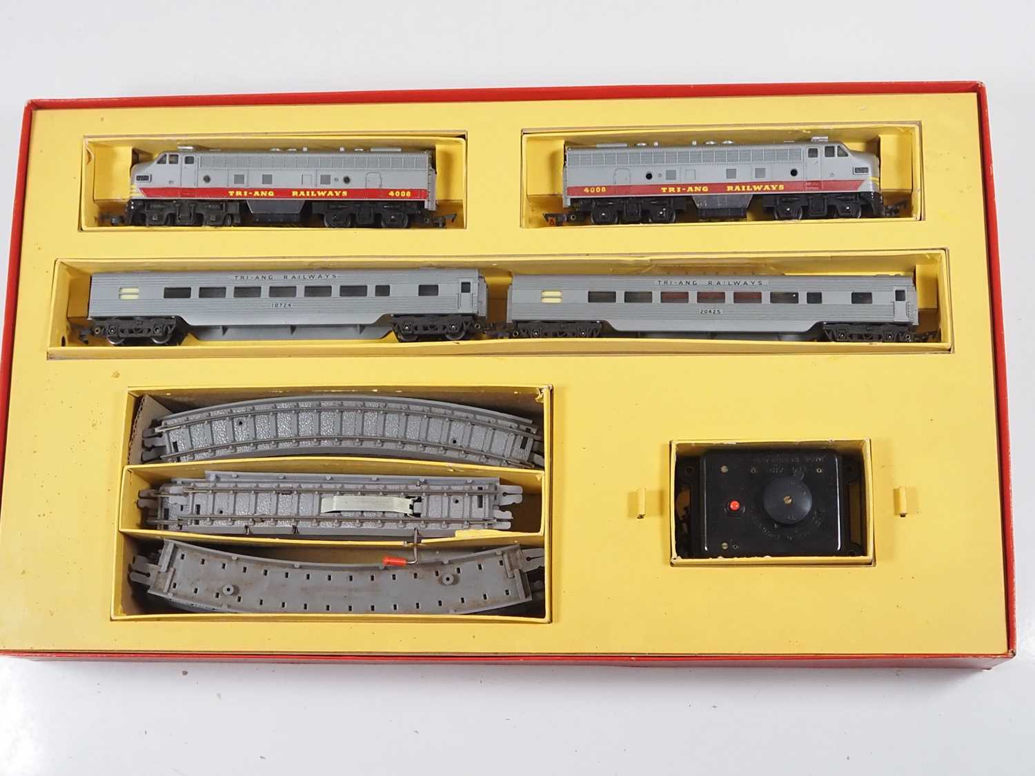 A TRIANG OO gauge RHX Transcontinental train set together with a pair of additional boxed - Image 4 of 6