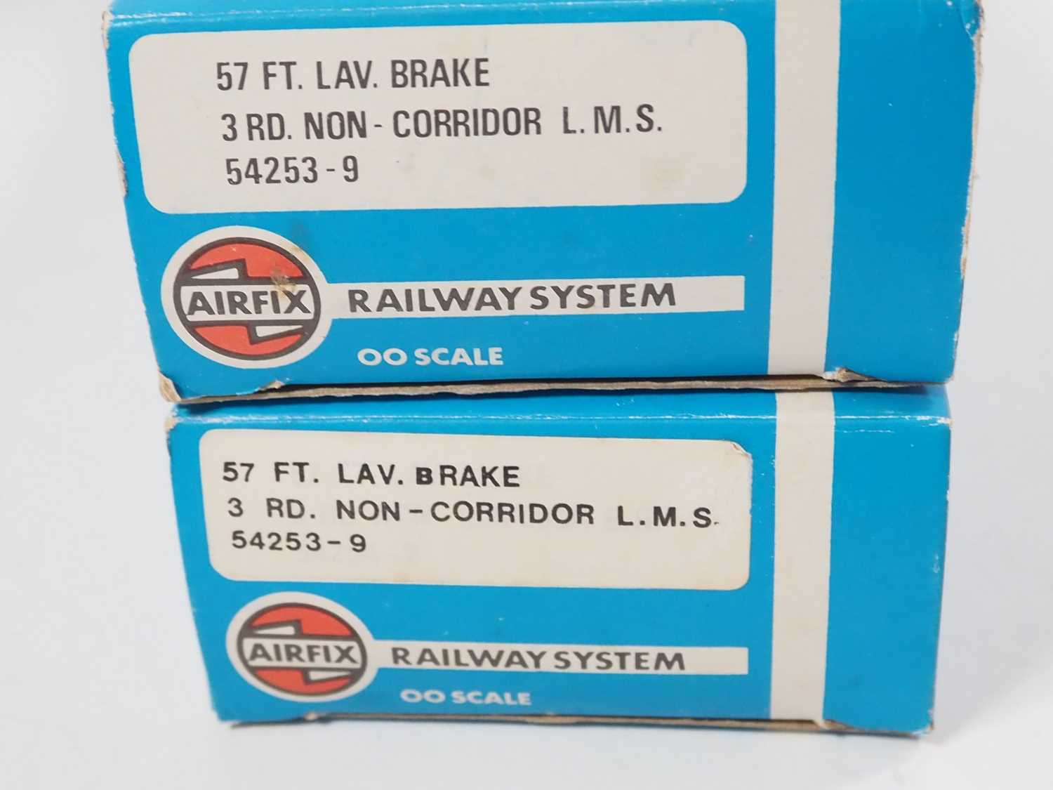 A mixed group of OO gauge model railways to include AIRFIX coaches together with track, people and - Bild 7 aus 7