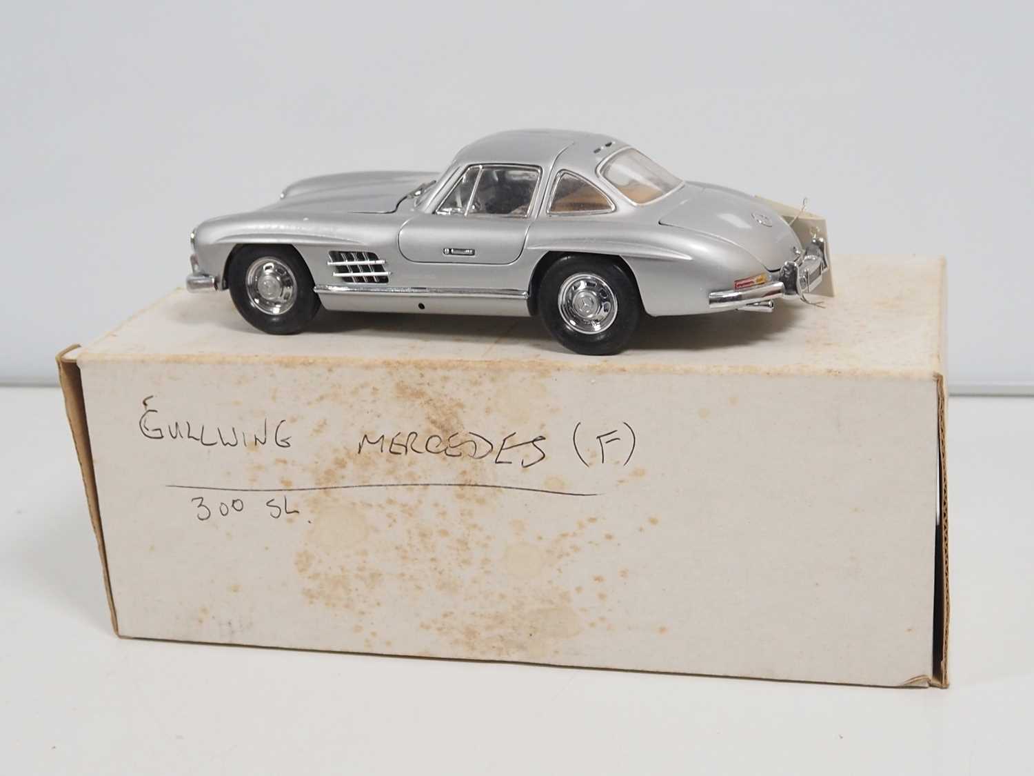 A group of 1:24 scale FRANKLIN MINT diecast cars to include a Gullwing Mercedes and a Porsche - Bild 2 aus 8