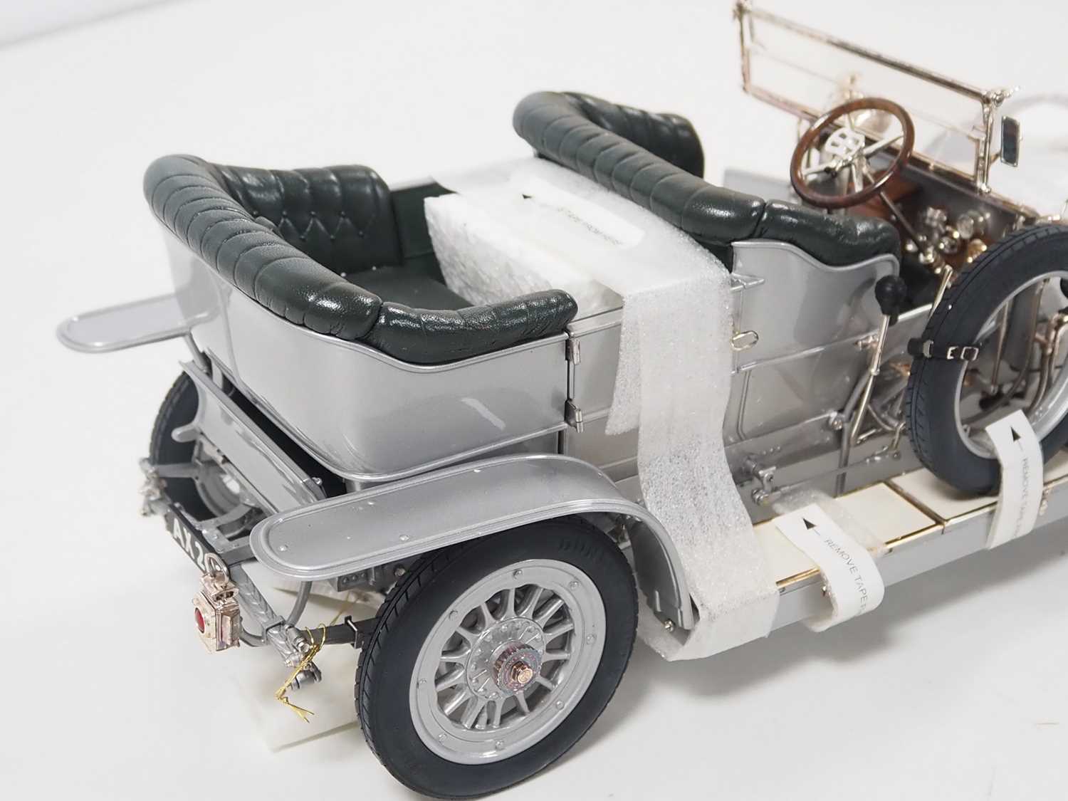 A FRANKLIN MINT 1:12 scale diecast 1907 Rolls Royce Silver Ghost - appears undisplayed in original - Image 5 of 8