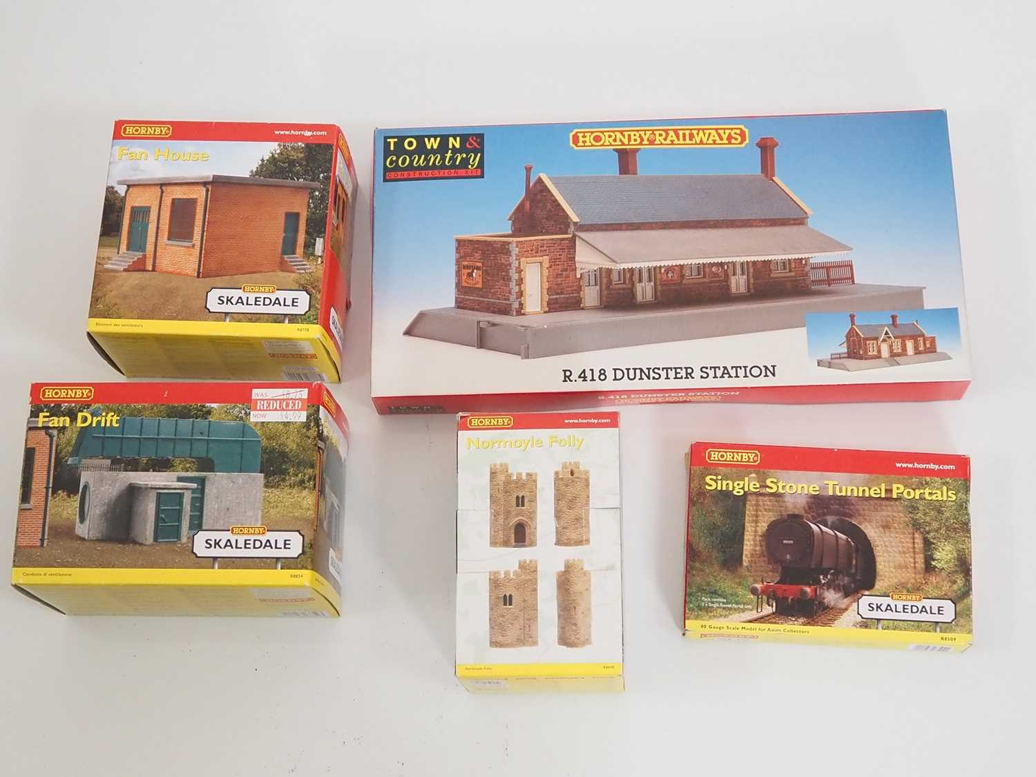 A group of HORNBY buildings and accessories including Skaledale examples, boxed or in original - Image 5 of 6
