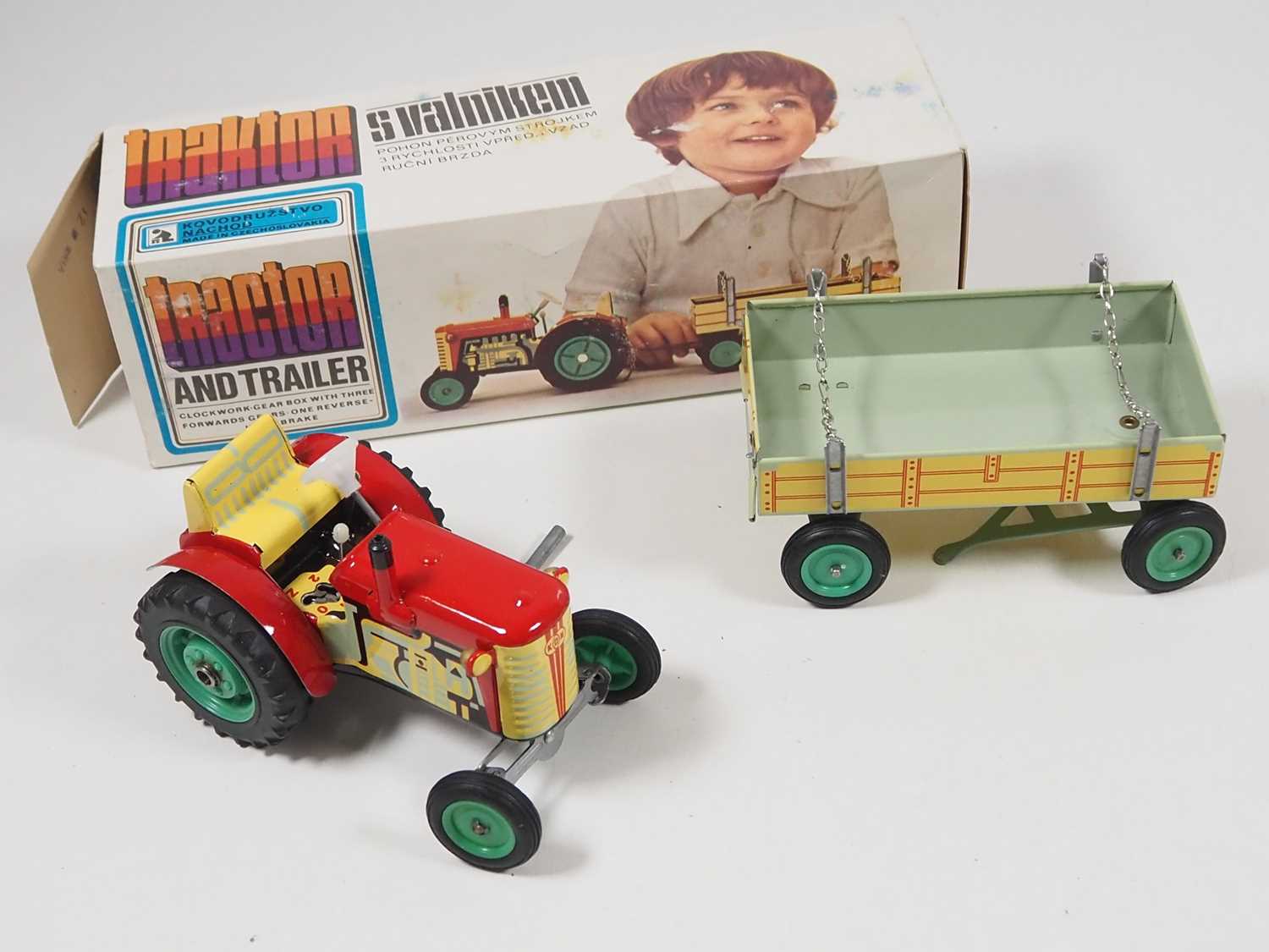 A pair of Czechoslovakian vintage tractor and trailer sets - 1 x tinplate clockwork and 1 x - Bild 4 aus 6