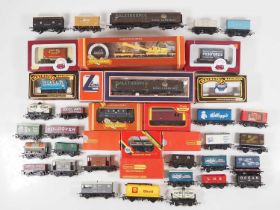 A group of OO gauge boxed and unboxed wagons by HORNBY, MAINLINE and others - G/VG in F/G boxes (