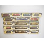 A group of WRENN boxed OO gauge Pullman coaches and wagons of various types - VG in G/VG boxes (16)