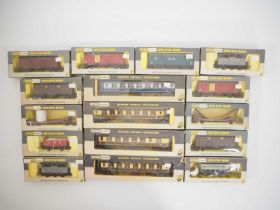 A group of WRENN boxed OO gauge Pullman coaches and wagons of various types - VG in G/VG boxes (16)