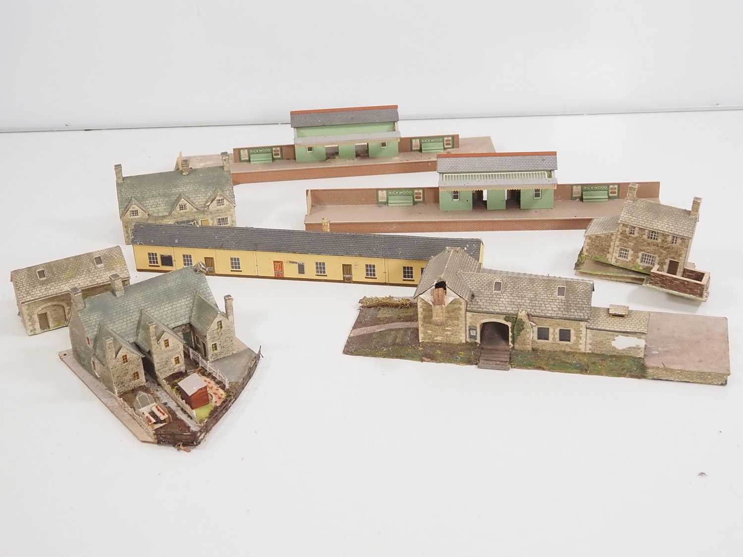 A large quantity of mostly TRIANG TT gauge station buildings, platforms and other accessories - G in - Image 8 of 14