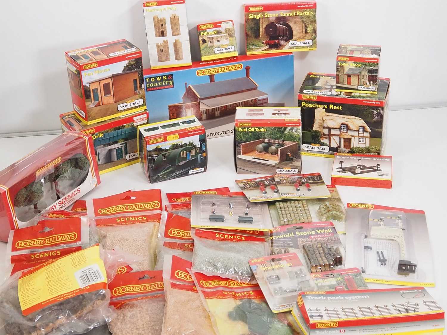 A group of HORNBY buildings and accessories including Skaledale examples, boxed or in original